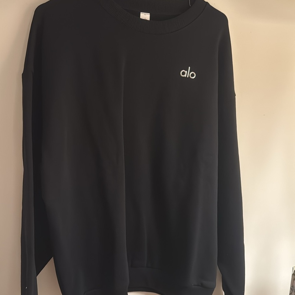 Brand new ALO Yoga Classic Black sweater